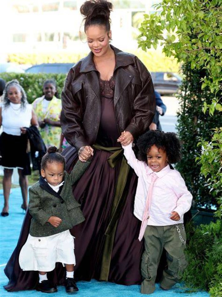 Rihanna maternity Dior black lace